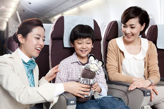 Nhân viên Korean Air chờ bố mẹ cùng trẻ tại điểm đến
