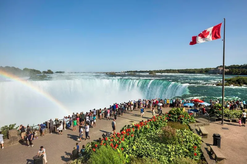 Thác Niagara thu hút du khách tới chiêm ngưỡng