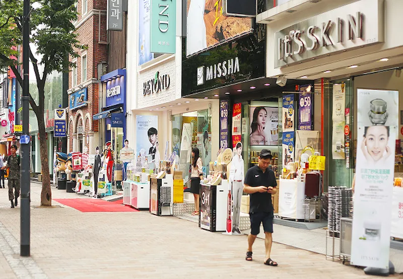 Chợ Myeongdong tập trung nhiều hãng mỹ phẩm nổi tiếng