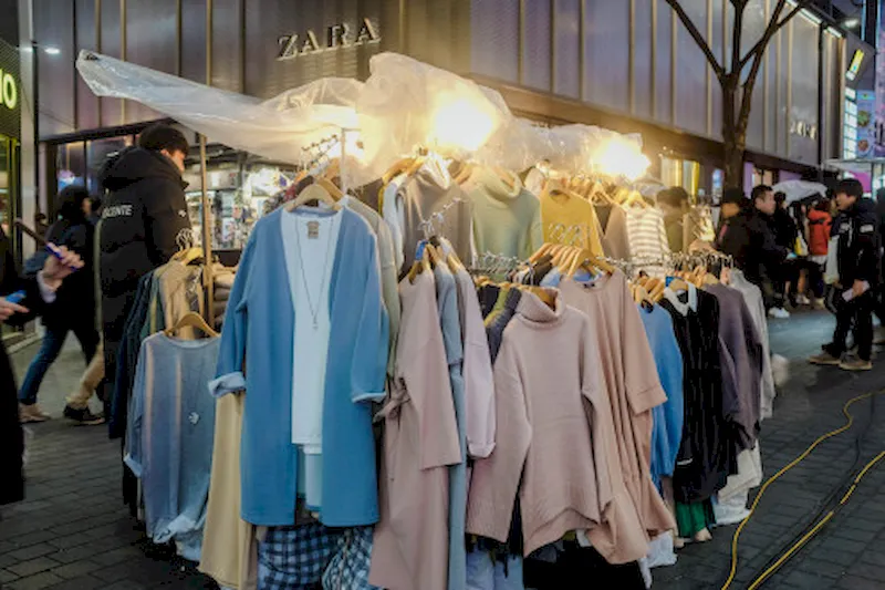 Mua sắm quần áo tại Chợ Myeongdong