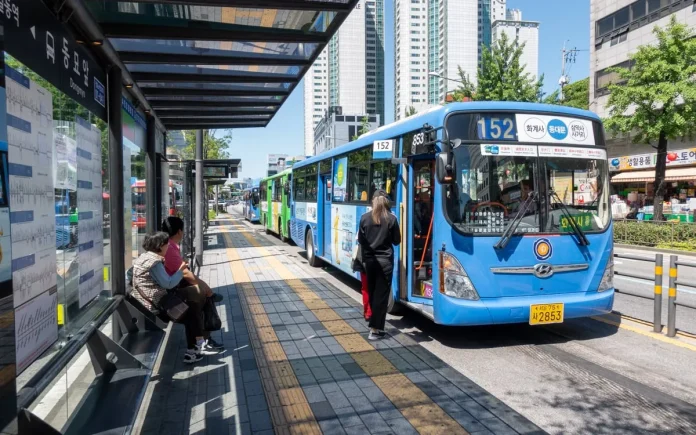 Giá vé xe buýt ở Seoul là 1,200 won cho 10 km đầu tiên