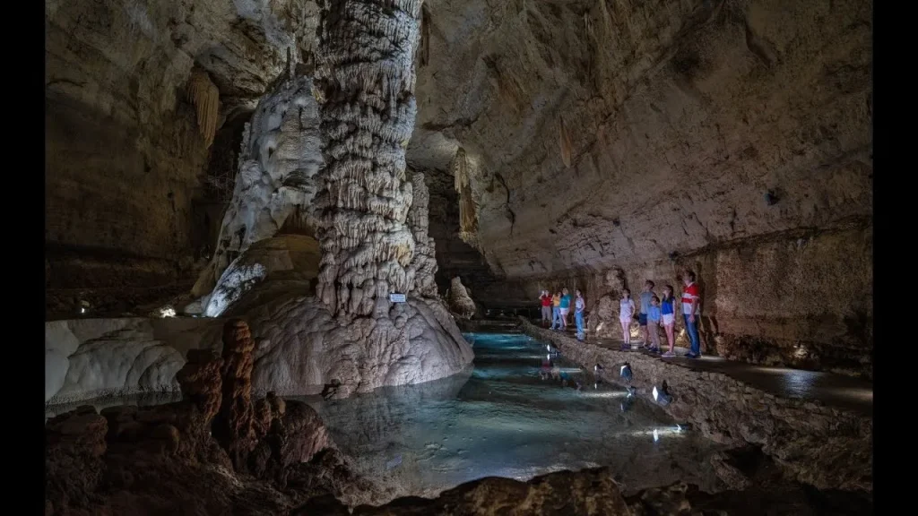 Hang động Cầu Tự nhiên ở San Antonio