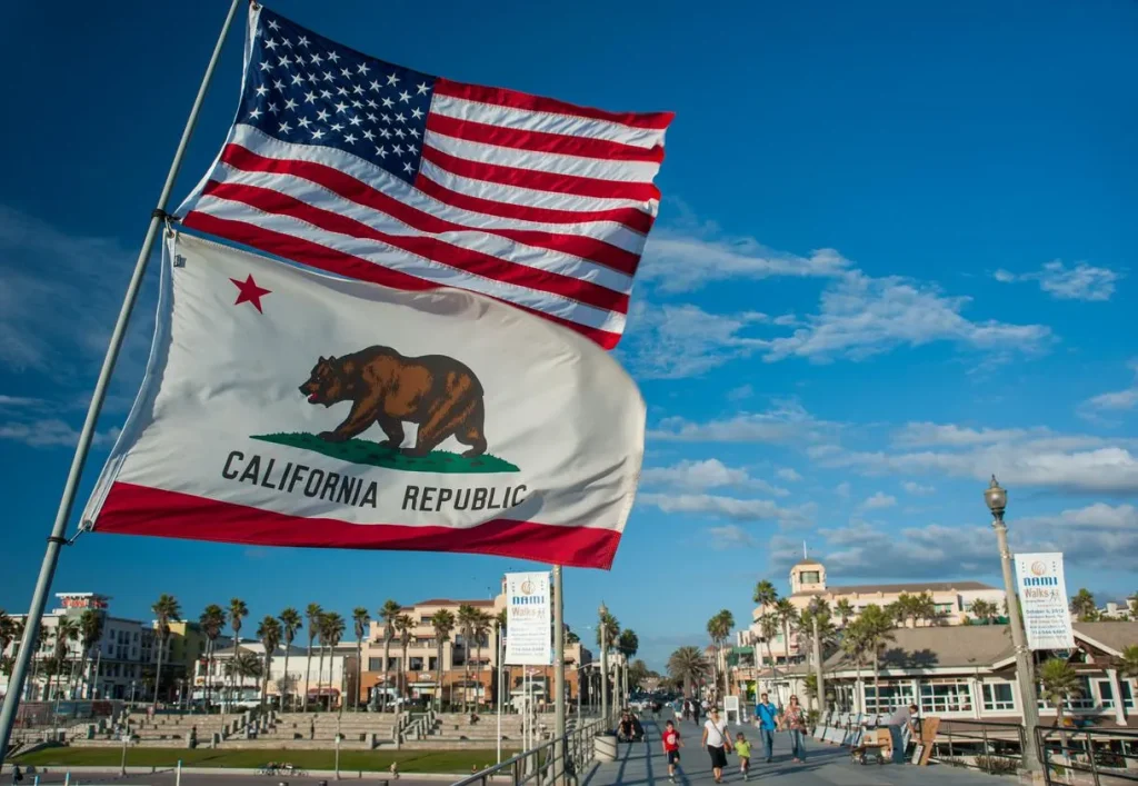 Hình ảnh lá cờ Mỹ và bang California