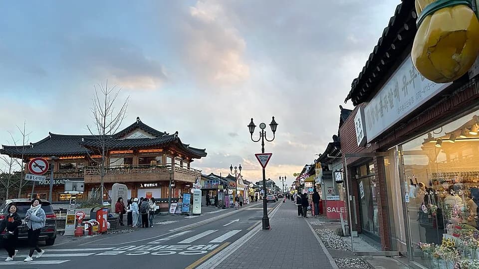 Mua sắm ở Gyeongju: Hwangnidan-gil và quà địa phương