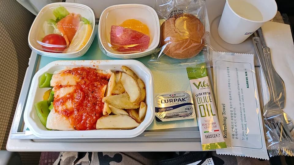 Gọi đồ ăn và thức uống trên chuyến bay: điều nên kiểm tra trước