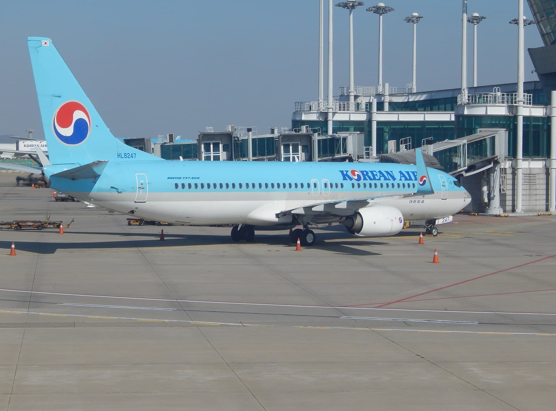 Máy bay Korean Air có logo đang đỗ tại sân bay Incheon