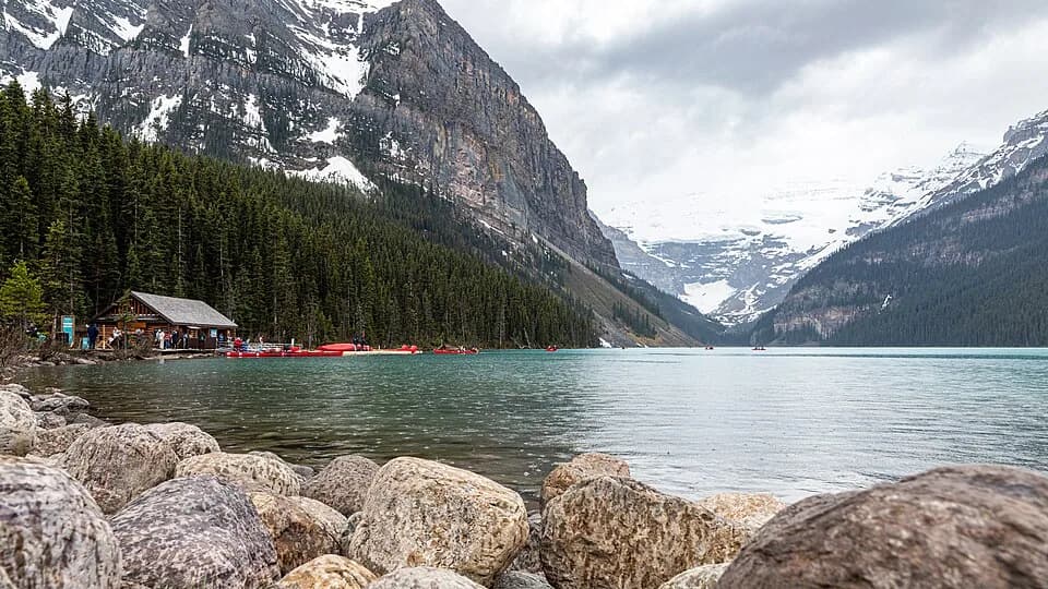 Hồ Louise ở Canada: chọn đường đến và lên lịch tham quan